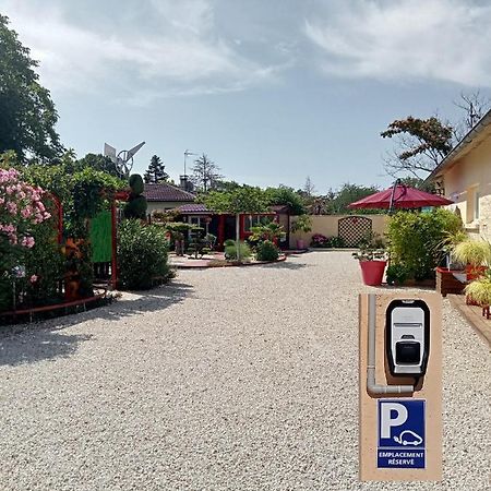 Une Pause Quelque Part Avec Recharge Pour Voiture Electrique Saint-Medard-de-Guizieres Dış mekan fotoğraf