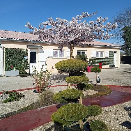 Une Pause Quelque Part Avec Recharge Pour Voiture Electrique Saint-Medard-de-Guizieres Dış mekan fotoğraf