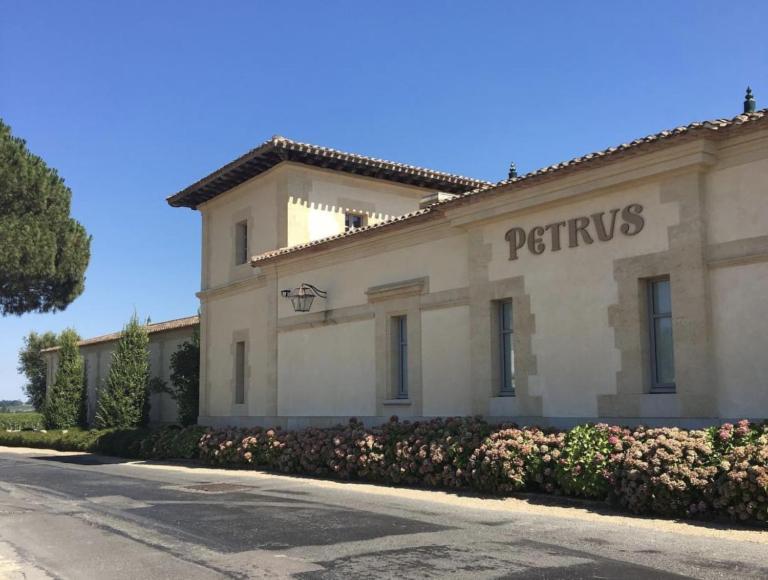 Une Pause Quelque Part Avec Recharge Pour Voiture Electrique Saint-Medard-de-Guizieres Dış mekan fotoğraf