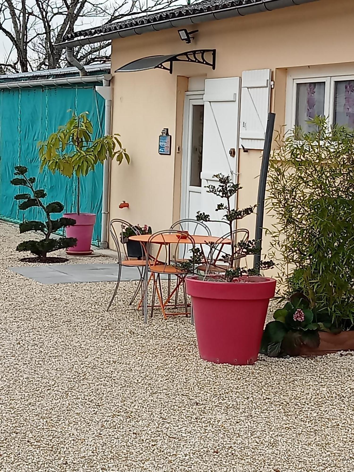 Une Pause Quelque Part Avec Recharge Pour Voiture Electrique Saint-Medard-de-Guizieres Dış mekan fotoğraf