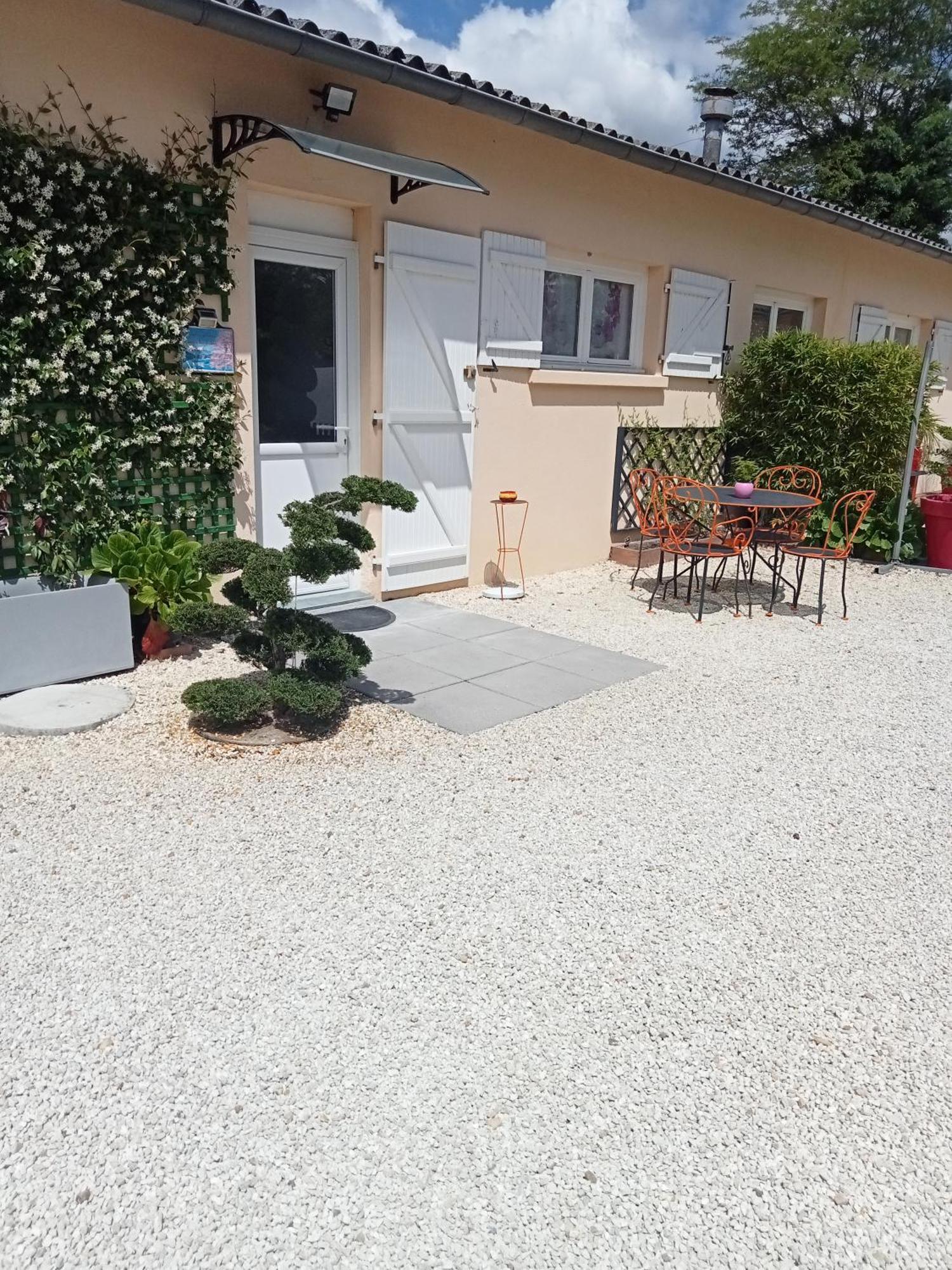 Une Pause Quelque Part Avec Recharge Pour Voiture Electrique Saint-Medard-de-Guizieres Dış mekan fotoğraf