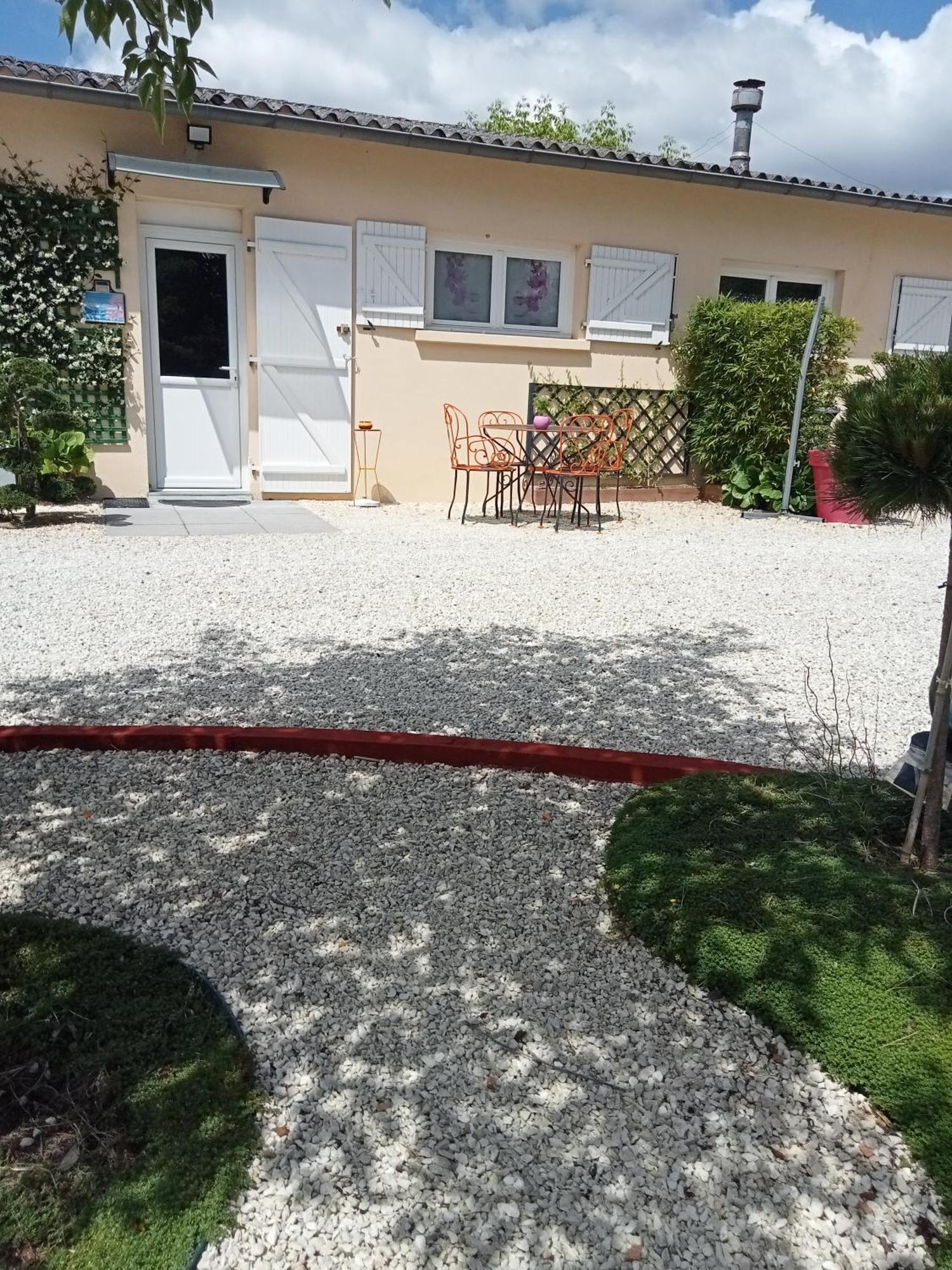 Une Pause Quelque Part Avec Recharge Pour Voiture Electrique Saint-Medard-de-Guizieres Dış mekan fotoğraf
