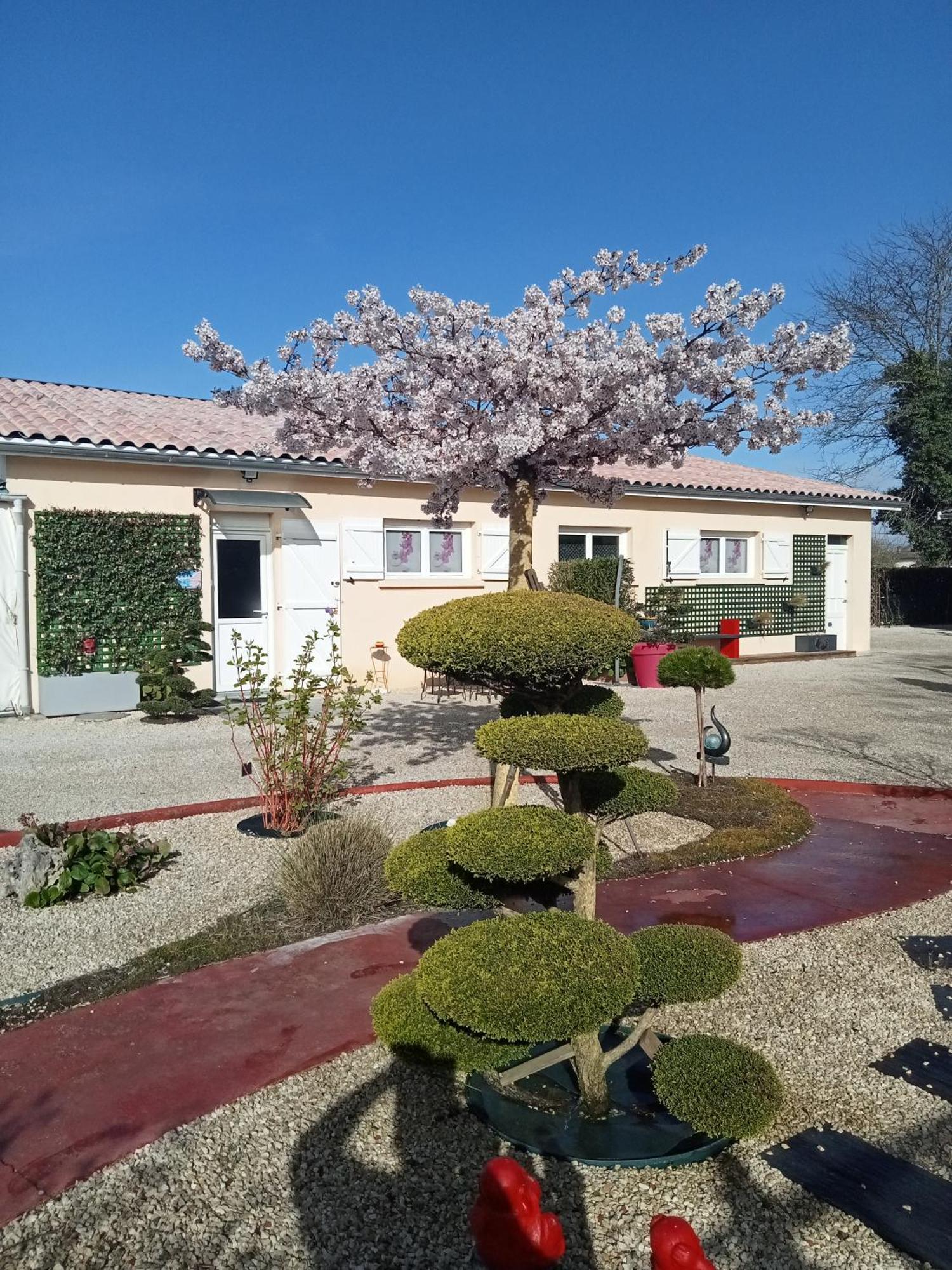 Une Pause Quelque Part Avec Recharge Pour Voiture Electrique Saint-Medard-de-Guizieres Dış mekan fotoğraf